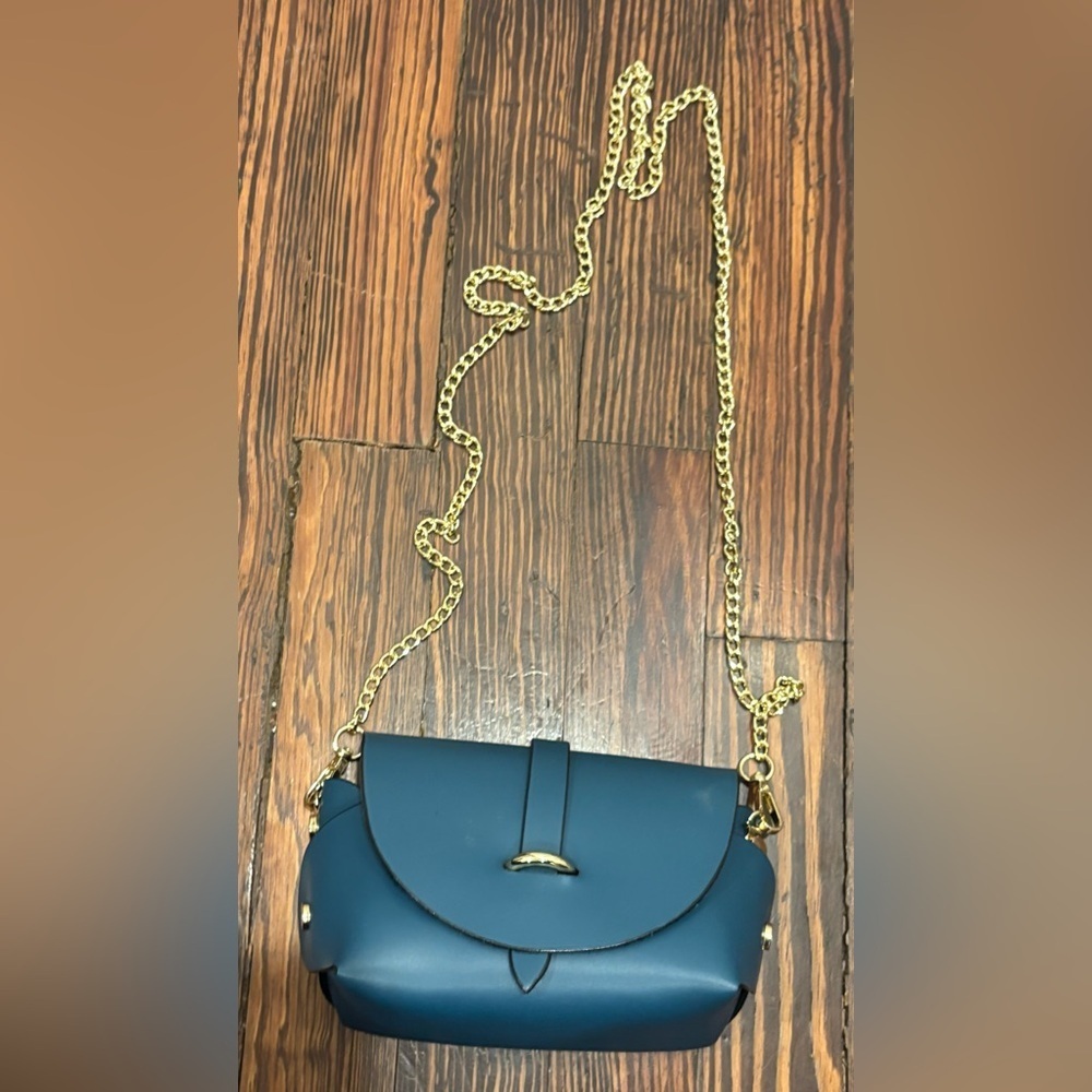 Pelle NWOT women’s Leather Made In Italy Shoulder Bag With Belt Chain Strap Blue